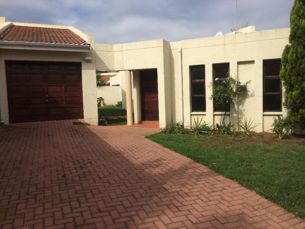 Two Bedroom Cluster Home with Driveway, Garage and Patio in Douglasdale Fourways Gardens, Johannesburg - South Africa