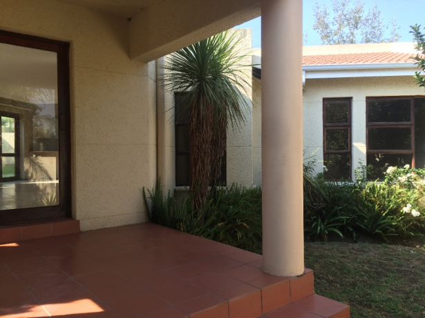 Patio House - 2 Bedroom Cluster Home in Douglasdale Fourways Gardens in Johannesburg, South Africa - For Rent: R R12,500 per month
