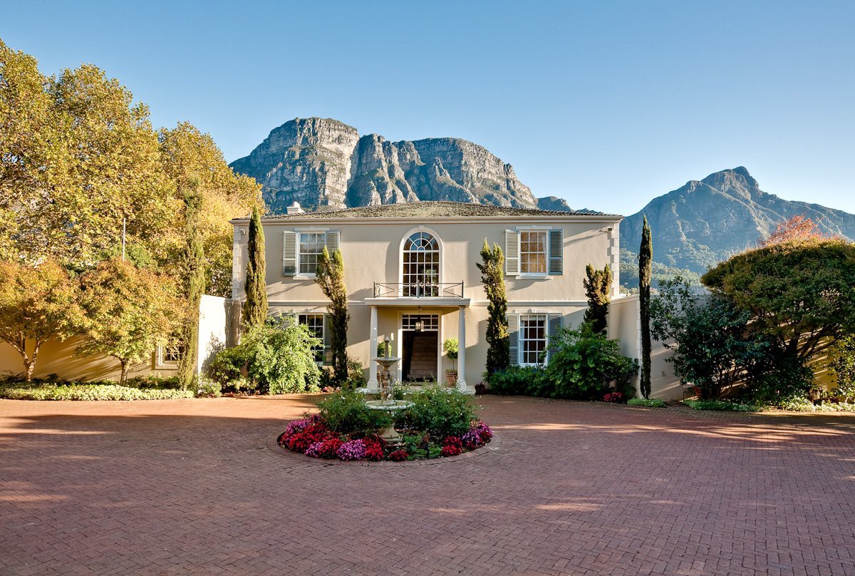4 Bedroom Mansion in Bishopscourt, Western Cape - R26,650,000