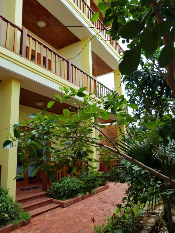 Free Beach Resort Block 7 Tran Hung Dao Phu Quoc Island Vietnam (1)