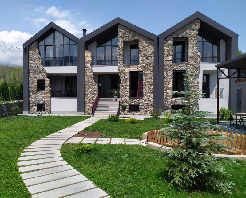 Hover Boutique Hotel and Restaurant Dilijan Railway Sleeper Path (4)