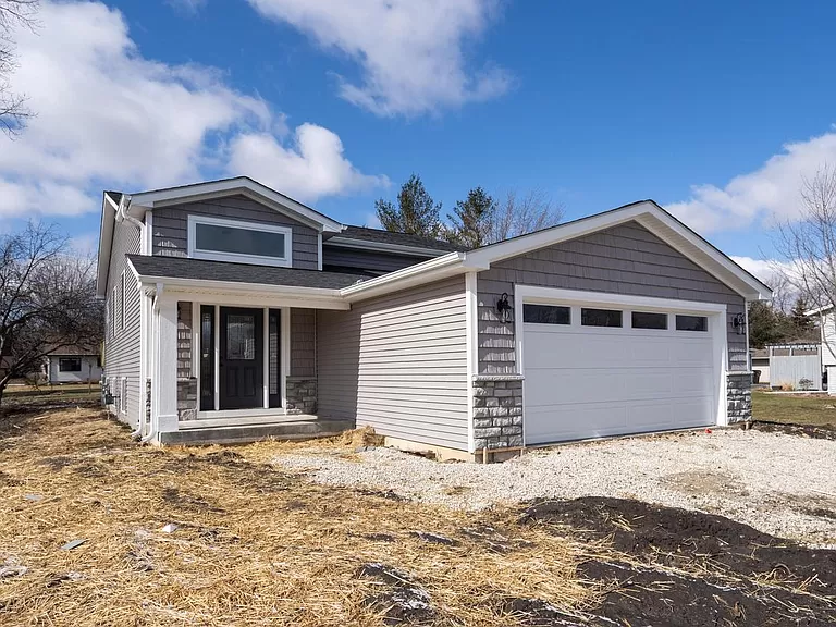 Completed in 2022. Newly-built 4 Bedroom House with 3 Bathrooms and 2 x Attached Garages, Gross Floor Area 2700 sqft - on 12110 44th Avenue, Pleasant Prairie, Wisconsin - Price $399,000