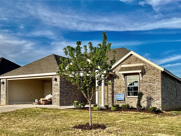 Arkansas 916 Madden Springdale AR72762 - 3 Bed and 2 Baths with 2 Attached Garages on Gross Floor Area 1450 sqft - Price $297500 Built in 2022_result
