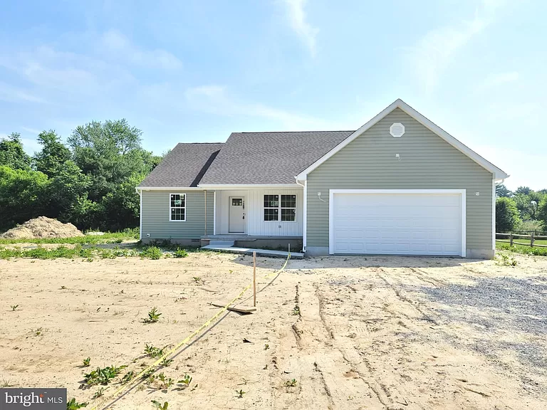 Delaware 86 Winery Way Felton DE19943 - 3 Bed and 2 Baths with 2 Attached Garages on Gross Floor Area 2100 sqft - Built in 2022 - Price $400000 (3)