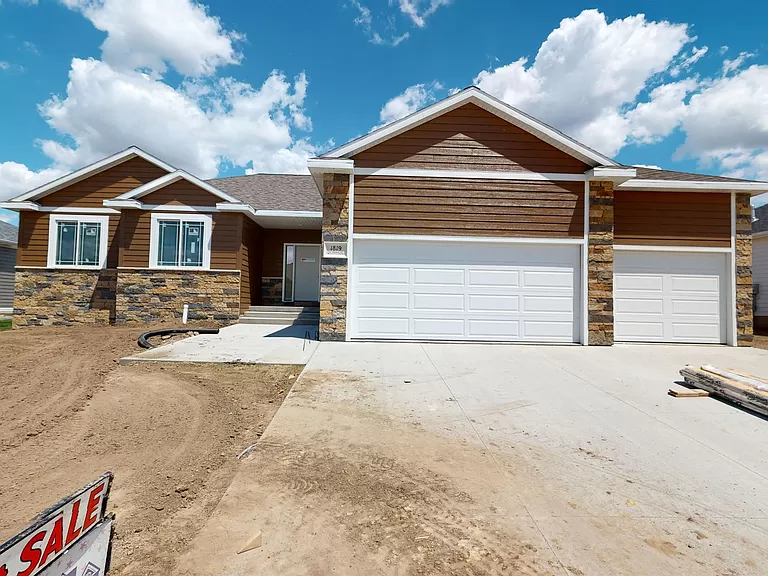 Nebraska 1819 51st Street PI Kearney NE68845 - 3 Beds and 2 Baths with 3 Attached Garages on Gross Floor Area 1,723 sqft - Built