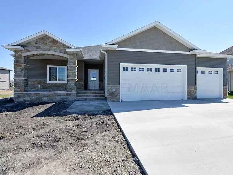 North Dakota 308 Trent Jones Drive Oxbow ND58047 - 5 Bed and 3 Baths with 3 Attached Garages on Gross Floor Area 4,310 sqft - Built in 2021 - Price $910,000 (2)