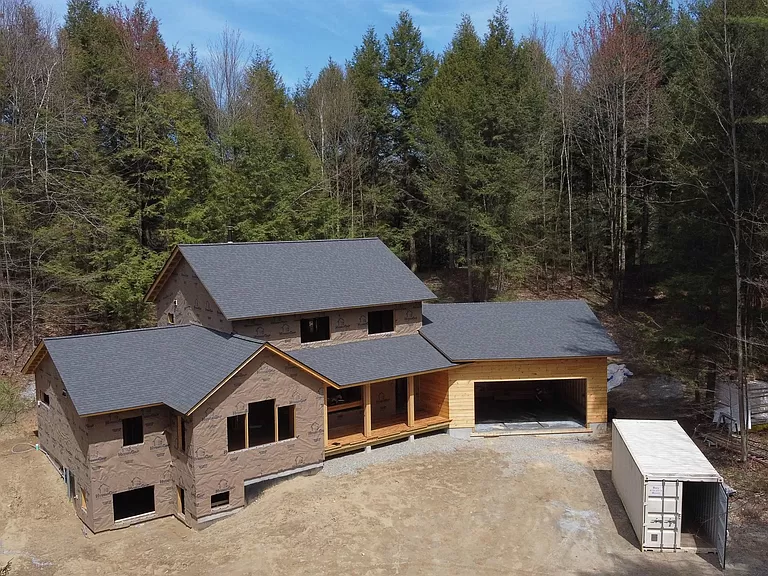 Vermont 31 Bradley Bow Road Lot 11 Jericho VT05465 - 4 Bed and 3 Baths with 2 Attached Garages on Gross Floor Area 2,516 sqft - Built in 2022 - Price $1,150,000 (6)