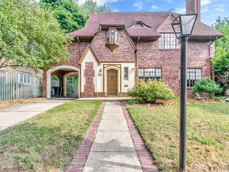 Newly Renovated House in Detroit 540 Arden Park Blvd MI-48202 - 5 Bedrooms and 4 Baths with 2 Garage Spaces on Gross Floor Area 2,429 sqft - Built in 1928 - Price $389,000 (1)