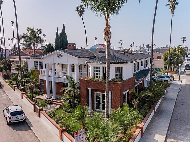 Newly Built House in Long Beach 93 Giralda Walk CA90803 – 5 Bedrooms and 9 Baths with 3 Attached Garages on Gross Floor Area 7,607 sqft – Built in 2010 – Price $5,550,000.