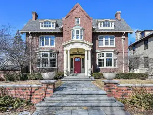 Newly Built House in Milwaukee 2215 North Lake Drive WI53202 – 5 Bedrooms and 4 Baths with 2 Attached Garages on Gross Floor Area 4,896 sqft – Built in 1906 – Price $995,000