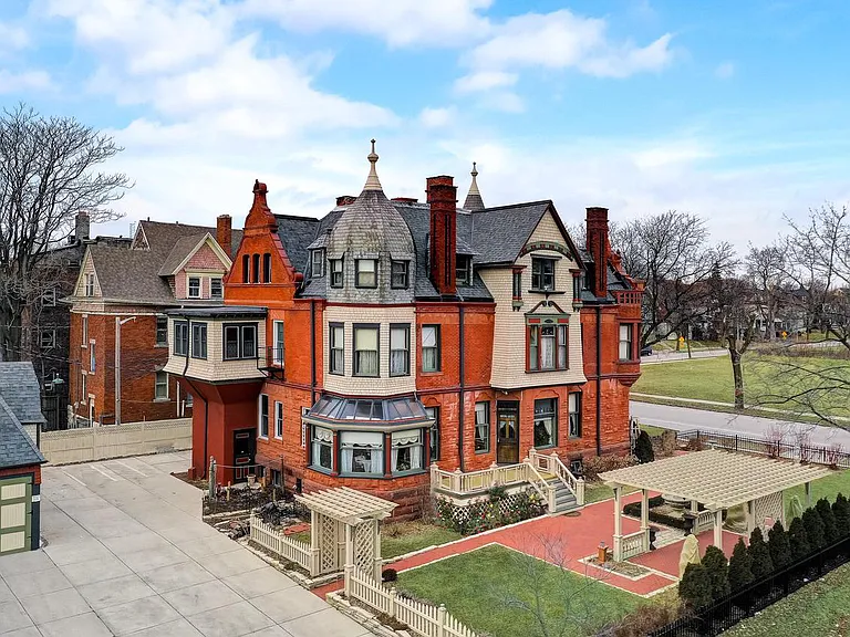 Newly Built House in Milwaukee 3209 West Wells Street WI53208 – 8 Bedrooms and 8 Baths with 2.5 Attached Garages on Gross Floor Area 9,300 sqft – Built in 1891 – Price $2,200,000