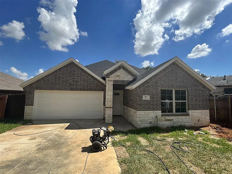 Newly Built House in Arlington - 507 Echols Street TX-76011 - 3 Bedrooms and 2 Bathrooms with 2 x Attached Garages on Gross Floor Area 1,735 sqft - Built in 2022 - Price $375,000