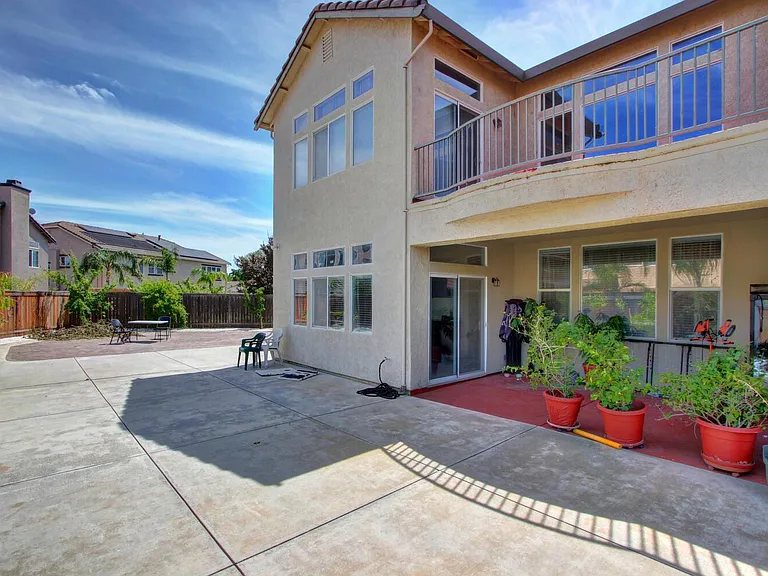 Newly Built House in Sacramento 29 Carvel PI CA95835 – 6 Bedrooms and 5 Baths with 4 Attached Garages on Gross Floor Area 4,878 sqft – Built in 2002 – Price $1,950,000