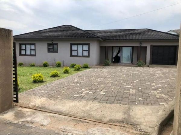 3 Bedroom House for Sale with Garage - Price E1.85 Million Lilongeni Matsapa Tubungu Swaziland (2) Single Garage Boundary Wall Electric Gate -1995 m2 Plot with Neat Lawn