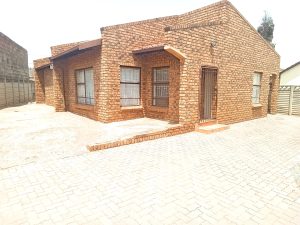 3 Bedroom House with 2 Baths for Sale in Spruit View R800,000 Lesotho - GFA 123m2 , Plot Size 400m2