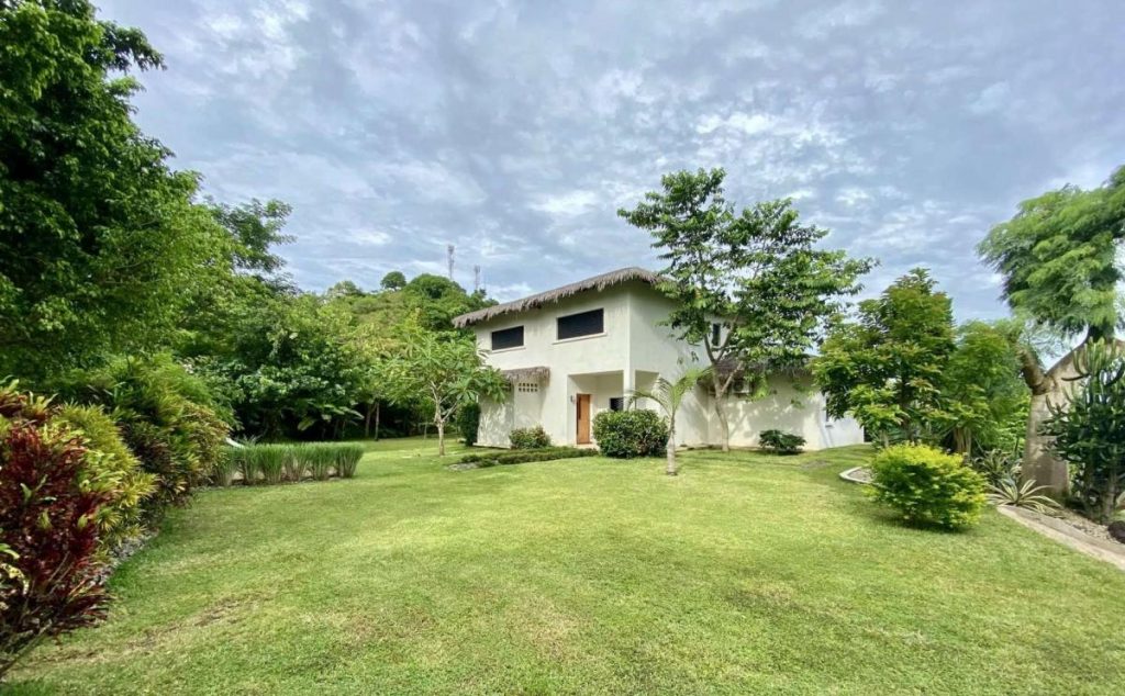 Villa de 4 chambres avec 3 salles de bains sur VM 400, magnifique propriété avec vue sur la mer et piscine à débordement, surface brute 280 m², terrain 1479 m² à Nosy Be, Madagascar - Prix 530 000 € (1)