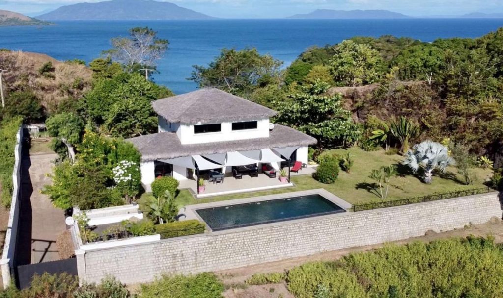 Villa de 4 chambres avec 3 salles de bains sur VM 400, magnifique propriété avec vue sur la mer et piscine à débordement, surface brute 280 m², terrain 1479 m² à Nosy Be, Madagascar - Prix 530 000 € (2)
