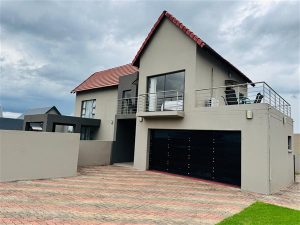 3 Bedroom House for Sale in Leloko, Hartbeespoort Dam, North West with 3 Bathrooms, GFA 242m2 on ERF Size 619m2 - R 2 950 000