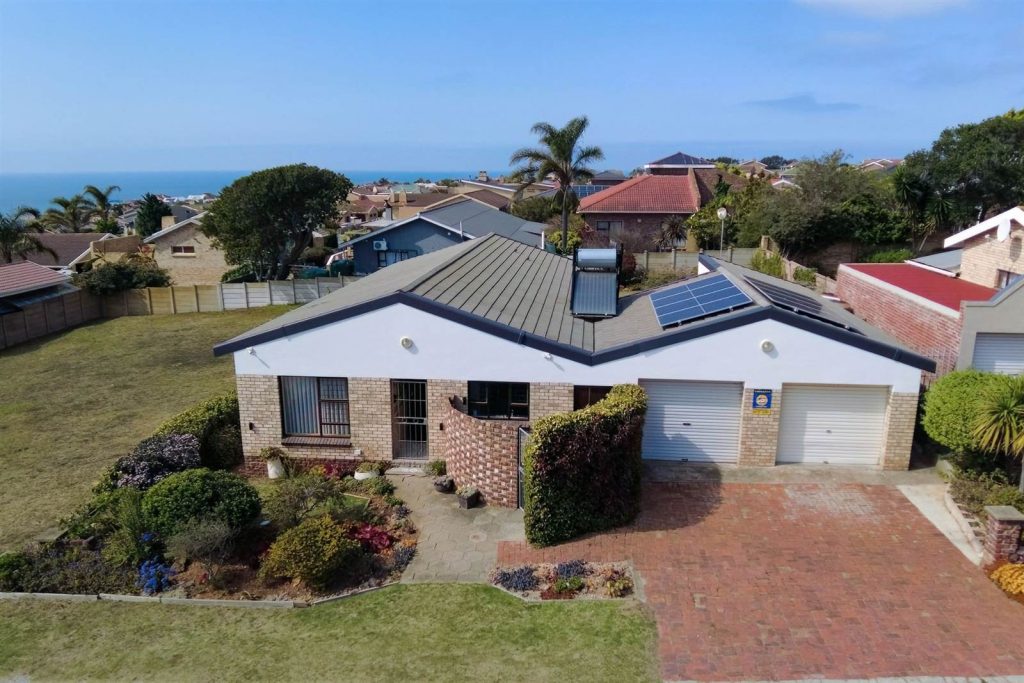 3 Bedroom House in Wavecrest, with 2 Bathrooms and Double Garage, GFA 197m2 on Erf Size 600m2 in Jeffreys Bay - Price $2,390,000