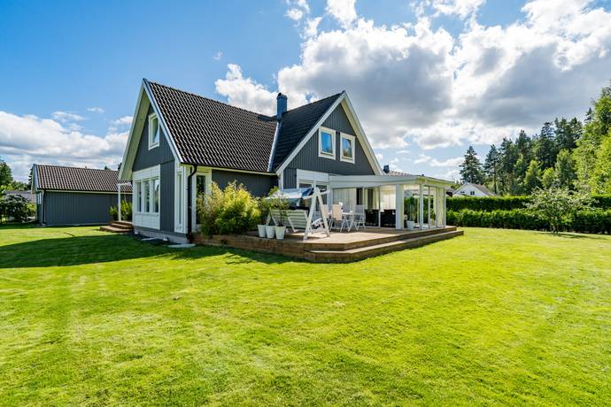 Built in 2009 - 7 Room Villa at Önskeholmsgatan 20 Kumla Municipality - Living area 196 m² Plot area 1,374 m² - Price 4,995,000 SEK