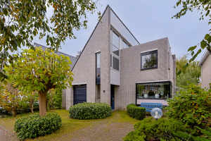 Double Storey 4 Bedroom House for Sale, GFA 162m2, Plot Size 359m2 Lentekade 15 2353 MS Leiderdorp, Buitenhof-Midden-West, Lentekade - Price € 948,000 k.k.